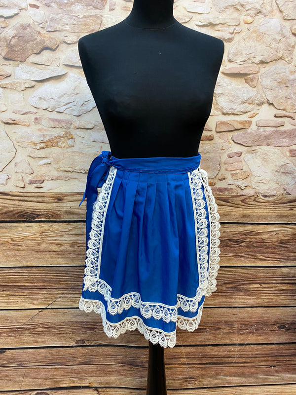 „Königsblaue Vintage-Dirndlschürze mit cremeweißer Spitzenkante und Falten vorn, kurz.“