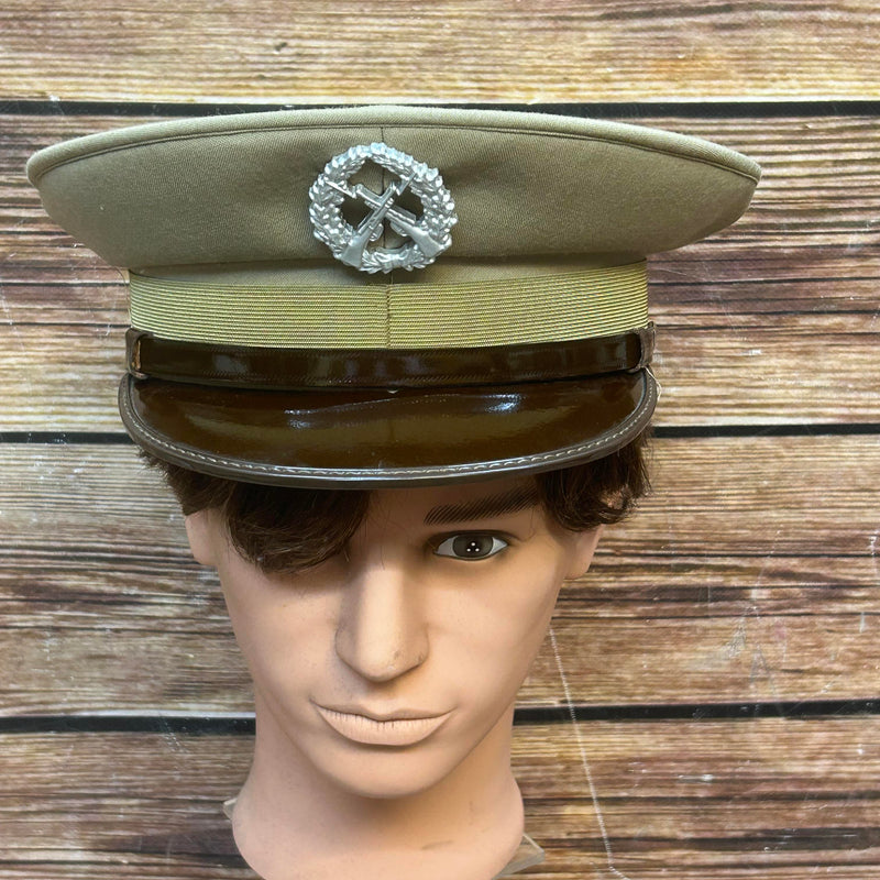 Frontansicht italienische Schirmmütze Sommeruniform mit silbernem Infanterieabzeichen