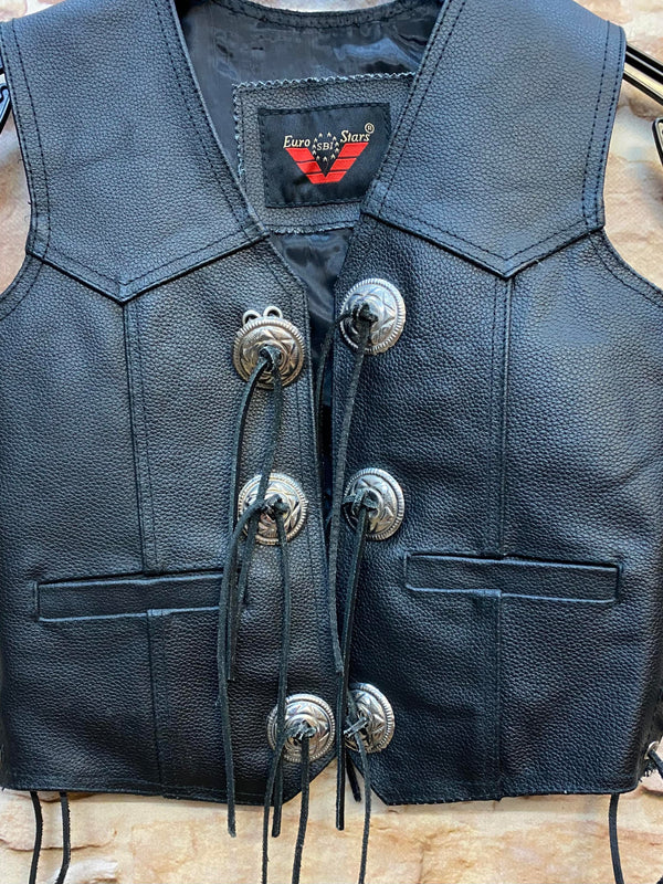 „Schwarze Jungen Lederweste im Western Stil mit Conchos und Schnürung in Größe 134“