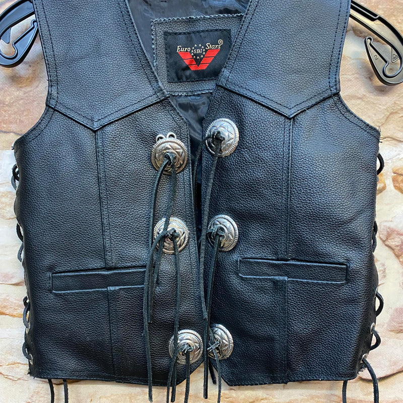 „Schwarze Jungen Lederweste im Western Stil mit Conchos und Schnürung in Größe 134“