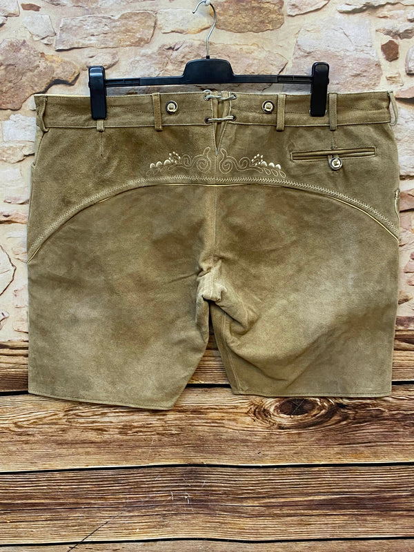 „Kurze Herren Lederhose von Kaisers Trachten in Braun mit dunklen Trachtenknöpfen und traditioneller Stickerei“
