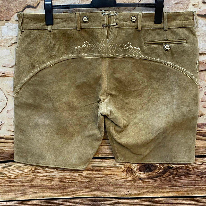 „Kurze Herren Lederhose von Kaisers Trachten in Braun mit dunklen Trachtenknöpfen und traditioneller Stickerei“