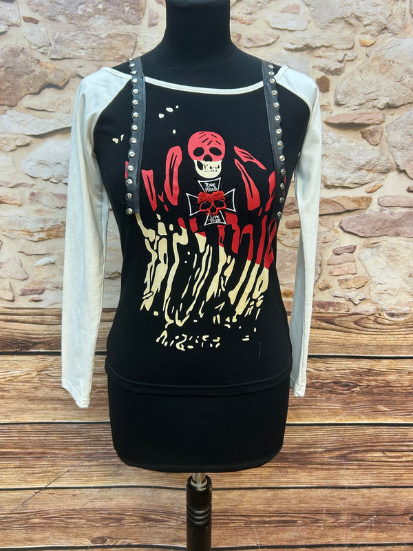 Vintage Longsleeve Damen S von KISS FASHION, schwarz mit creme Ärmeln, Skull-Print, Flammen, silbernen Nieten; 65 % Baumwolle, gut erhalten
