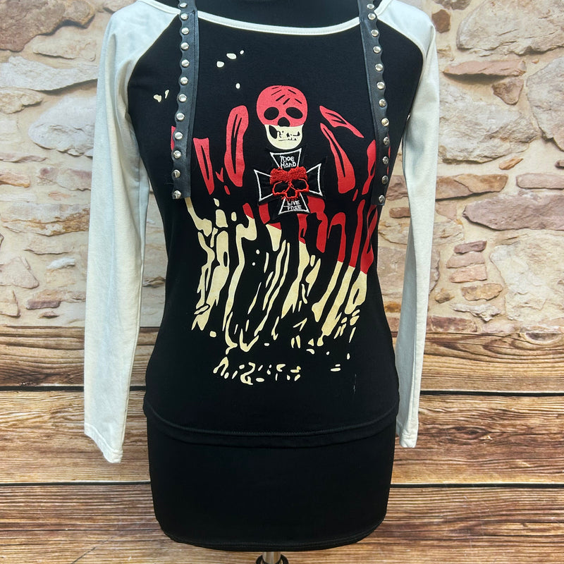 Vintage Longsleeve Damen S von KISS FASHION, schwarz mit creme Ärmeln, Skull-Print, Flammen, silbernen Nieten; 65 % Baumwolle, gut erhalten