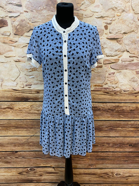 Hellblaues Drop‑Waist‑Kleid mit schwarzen Mickey‑Silhouetten, weißer Knopfleiste und Rüschenrock, Größe S, Vintage‑Stil der 1920er.