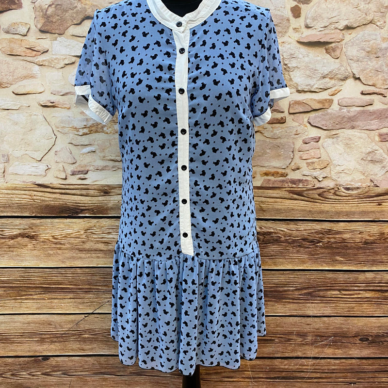Hellblaues Drop‑Waist‑Kleid mit schwarzen Mickey‑Silhouetten, weißer Knopfleiste und Rüschenrock, Größe S, Vintage‑Stil der 1920er.