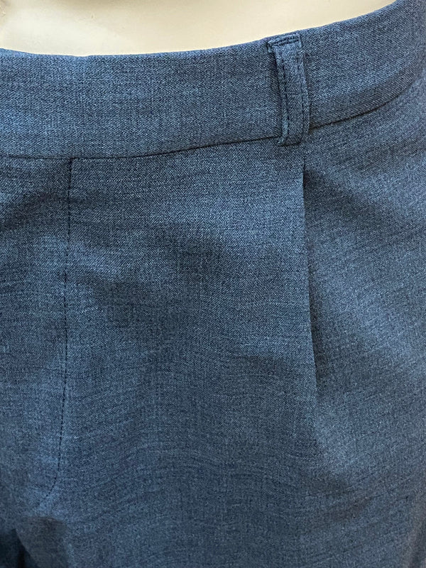 „Detailaufnahme Stoffstruktur graue Knickerbocker Herrenhose