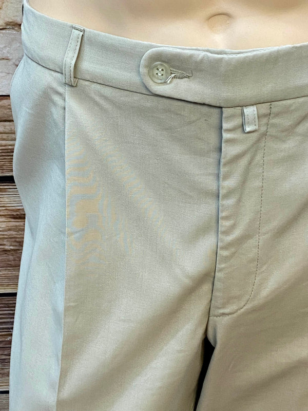 „Detailansicht Bund und Verschluss der 20er-Jahre Knickerbocker-Hose in Beige“