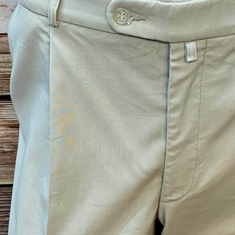 „Detailansicht Bund und Verschluss der 20er-Jahre Knickerbocker-Hose in Beige“