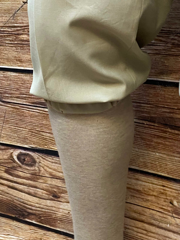 „Saum mit Aufschlag und Wadenlänge der beigefarbenen Knickerbocker-Hose“
