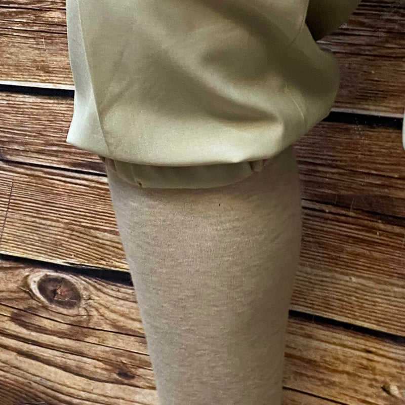 „Saum mit Aufschlag und Wadenlänge der beigefarbenen Knickerbocker-Hose“