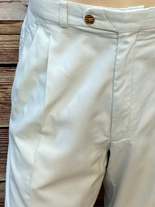 „Detail Bundfalten und Bund der cremefarbenen Knickerbocker, Größe 54“