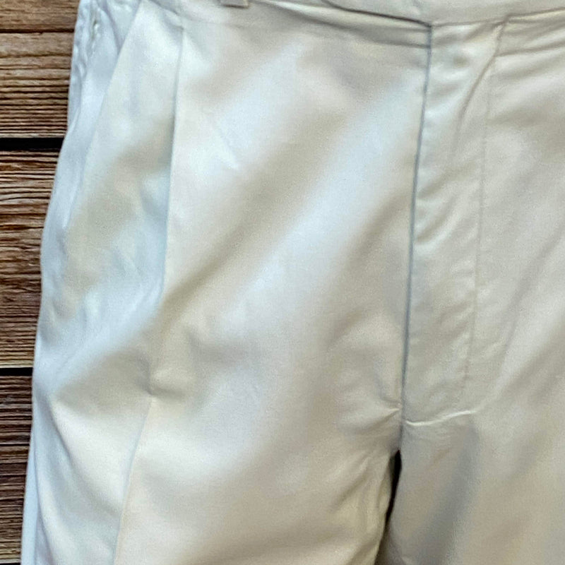 „Detail Bundfalten und Bund der cremefarbenen Knickerbocker, Größe 54“