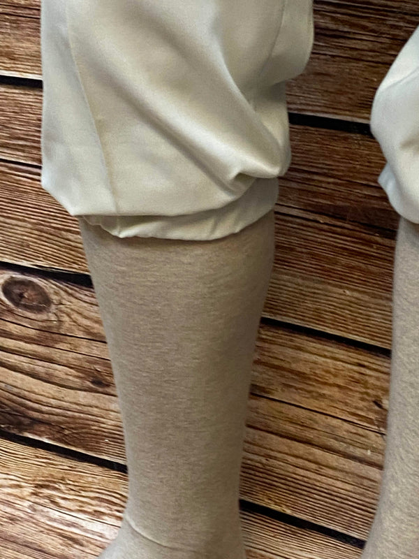 „Elastischer Beinabschluss der beige-farbenen Knickerbocker im 20er-Jahre Look“