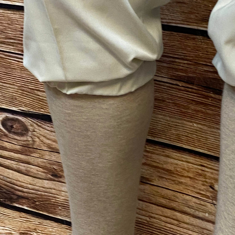 „Elastischer Beinabschluss der beige-farbenen Knickerbocker im 20er-Jahre Look“
