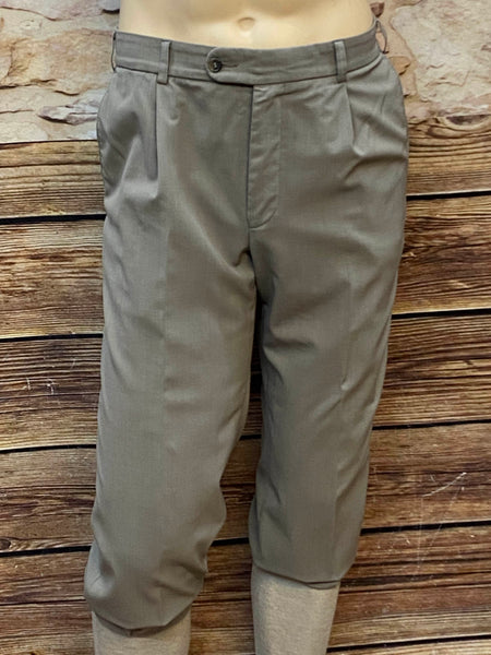 „Graue Knickerbocker Hose für Herren im 1920er Jahre Stil – Vorderansicht“
