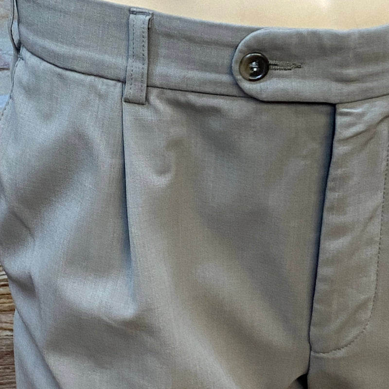 „Bund- und Verschlussdetail graue Knickerbocker Herrenhose“