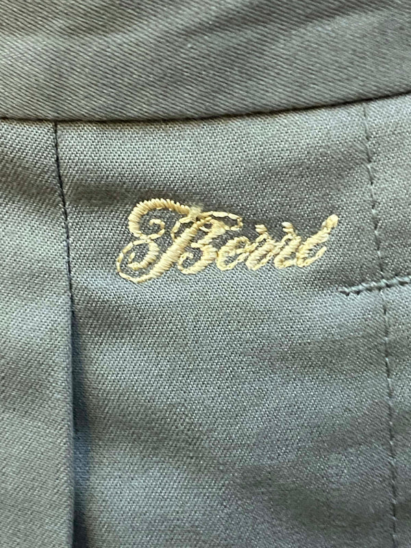 „Gesticktes Logo am Bund der olivgrünen Knickerbockerhose“