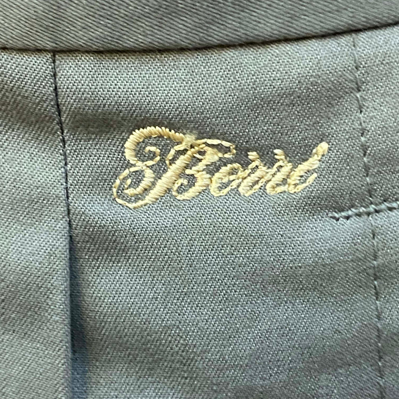 „Gesticktes Logo am Bund der olivgrünen Knickerbockerhose“