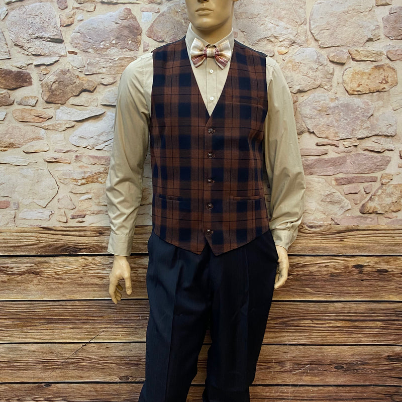 Komplettes Vintage-Knickerbocker-Outfit der 1920er: dunkelblaue Bundfaltenhose Gr. 50, braun-navy Karo-Weste 50, cremefarbiges Hemd 42, karierte Fliege, Argyle-Kniestrümpfe & gestreifte Schiebermütze 58