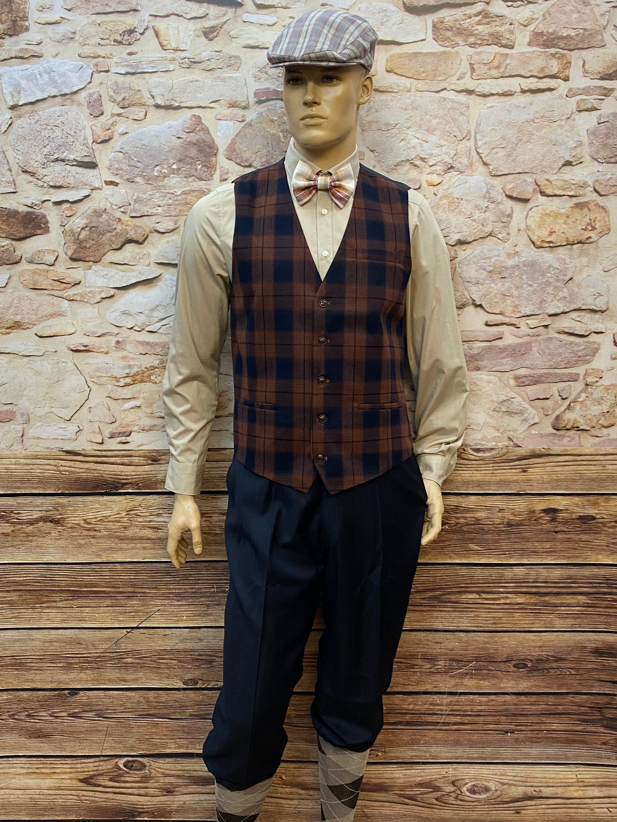 Komplettes Vintage-Knickerbocker-Outfit der 1920er: dunkelblaue Bundfaltenhose Gr. 50, braun-navy Karo-Weste 50, cremefarbiges Hemd 42, karierte Fliege, Argyle-Kniestrümpfe & gestreifte Schiebermütze 58