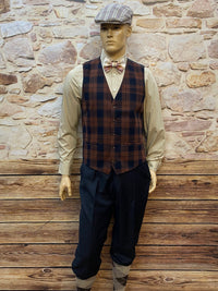 Komplettes Vintage-Knickerbocker-Outfit der 1920er: dunkelblaue Bundfaltenhose Gr. 50, braun-navy Karo-Weste 50, cremefarbiges Hemd 42, karierte Fliege, Argyle-Kniestrümpfe & gestreifte Schiebermütze 58