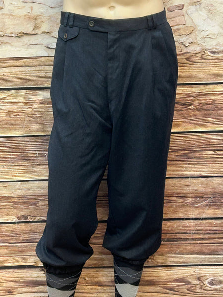 Vintage Knickerbocker-Hose aus dunkelanthrazitfarbener Schurwolle, Größe 58, Bundweite 109 cm, Beinabschluss mit Gummizug.