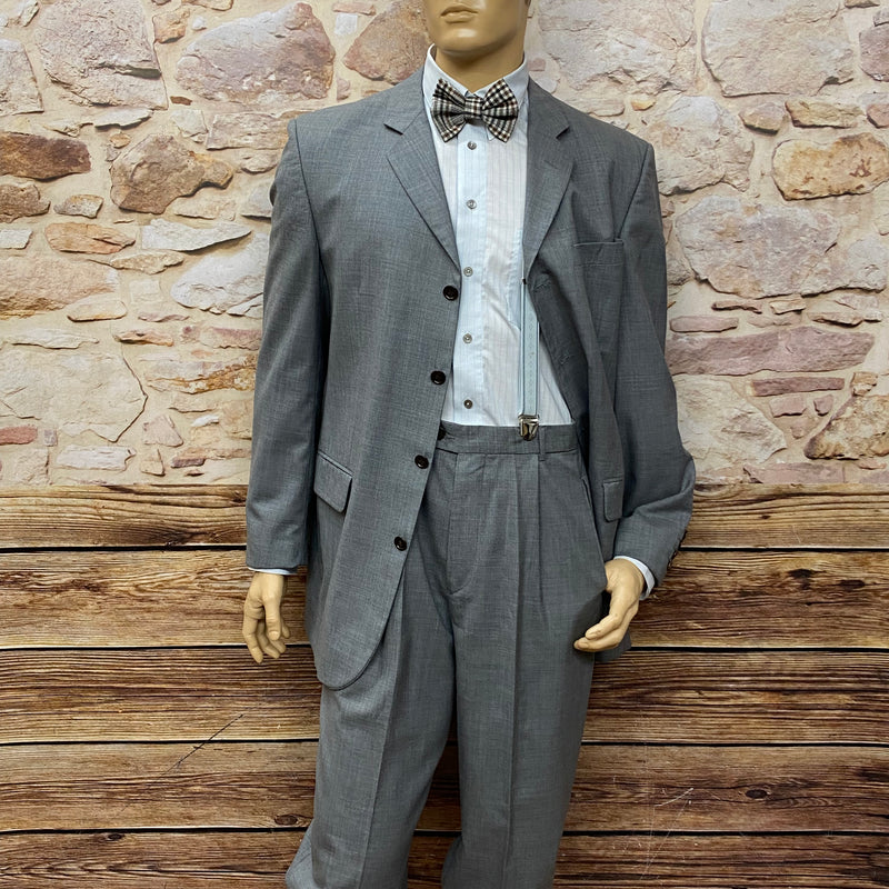 20er Jahre Mode Herren Anzug mit Knickerbocker Hose, Sakko, Hemd, Fliege, Hosentträger, Kniestrümpfe und Schiebermütze in grau Gr.102