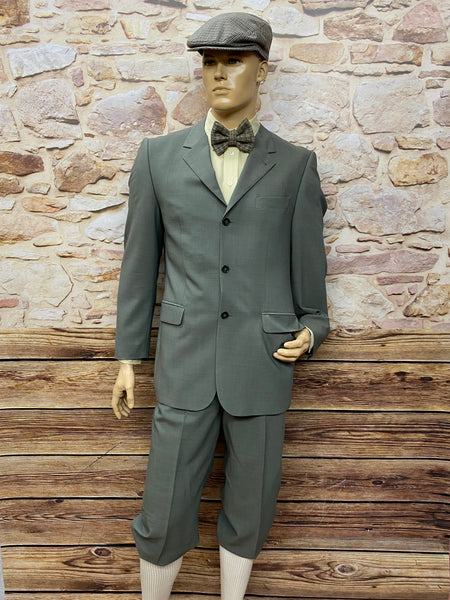 Knickerbocker Anzug in der Gr. 50, mit Sakko, Hose, Hemd, Fliege, Hosenträger und Kniestrümpfe, Grau