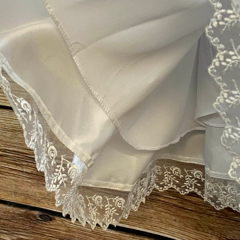 Mädchen Festkleid mit Spitze & Satinschimmer – Gr. 134