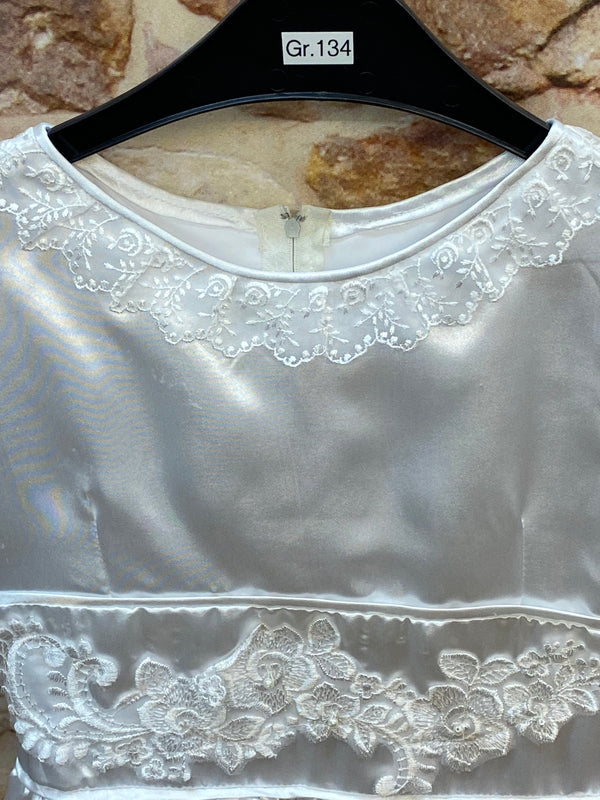 „Spitzenkragen und Oberteil aus glänzendem Satin bei Mädchenkleid“