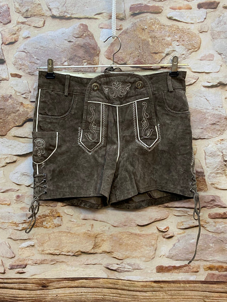 Kurze Vintage Damen Lederhose Waldschütz Größe 36 aus braunem Veloursleder mit heller Stickerei und seitlichen Schnürungen
