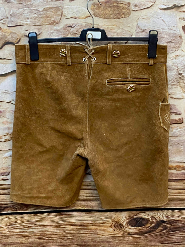 „Braune Herren Lederhose kurz aus Veloursleder im Trachtenstil mit Hosenlatz und traditioneller Stickerei“