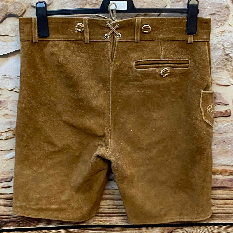 „Braune Herren Lederhose kurz aus Veloursleder im Trachtenstil mit Hosenlatz und traditioneller Stickerei“