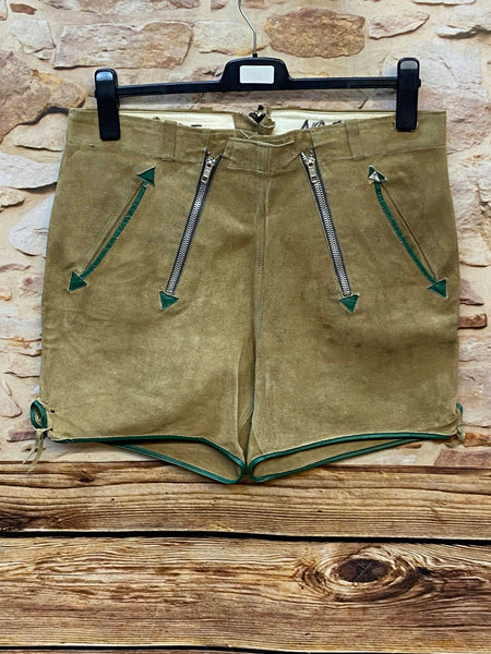„Vintage Trachtenlederhose kurz mit grüner Paspelierung und Reißverschlüssen“