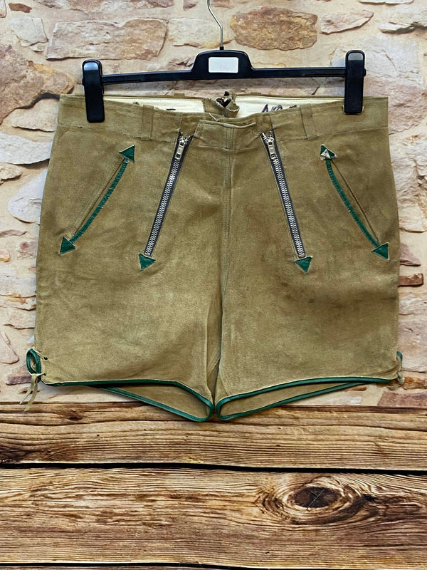 „Vintage Trachtenlederhose kurz mit grüner Paspelierung und Reißverschlüssen“
