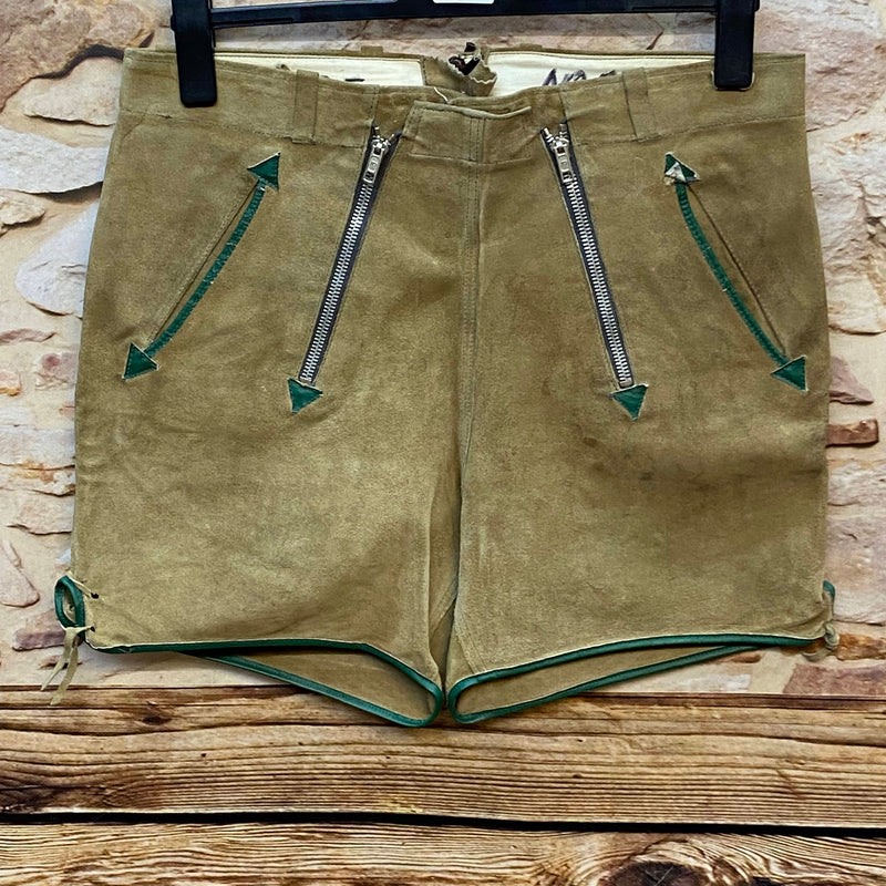 „Vintage Trachtenlederhose kurz mit grüner Paspelierung und Reißverschlüssen“