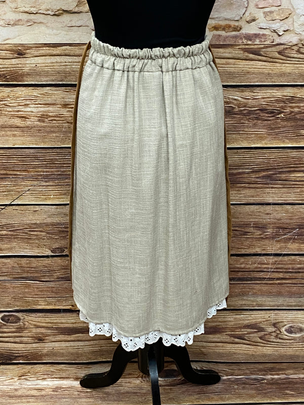 „Rückseite des Landhausrocks in Beige mit elastischem Bund und Spitzenborte“