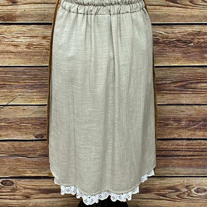 „Rückseite des Landhausrocks in Beige mit elastischem Bund und Spitzenborte“