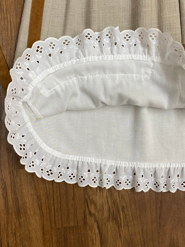 „Innenansicht des Trachtenrocks mit weißer Spitzenborte am Saum“