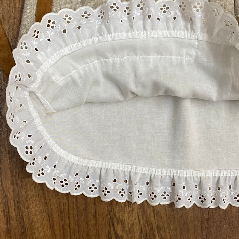 „Innenansicht des Trachtenrocks mit weißer Spitzenborte am Saum“