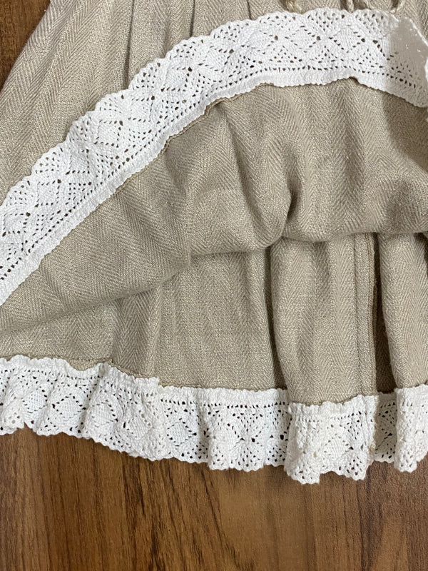 „Detailaufnahme Innenansicht des Trachtenrocks mit weißer Klöppelspitze am Saum“