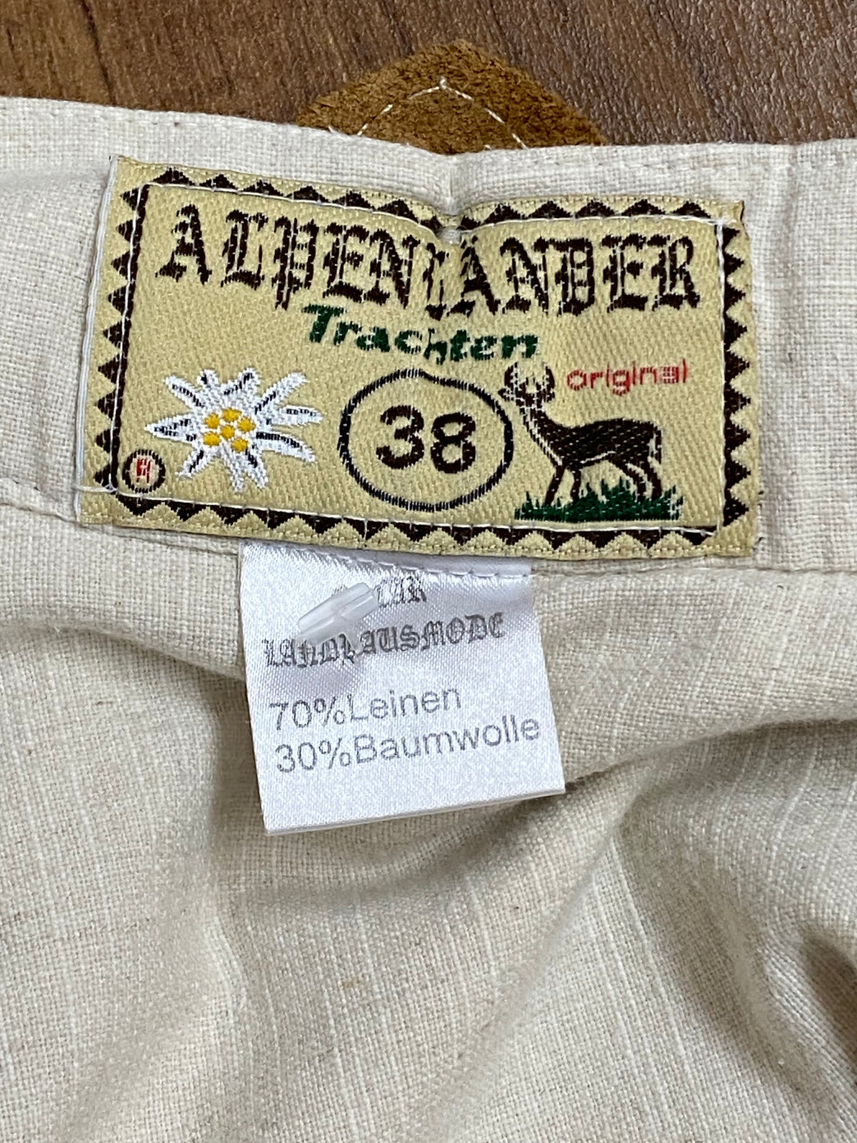 Jupe courte traditionnelle de la marque Alpenländer Trachten taille 38