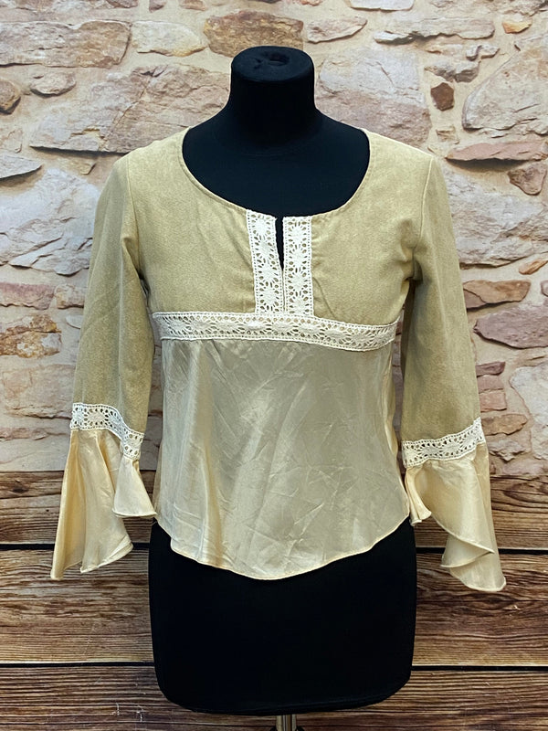 „Elegantes Landhaus Oberteil Damen in Creme mit Spitze und Trompetenärmeln“
