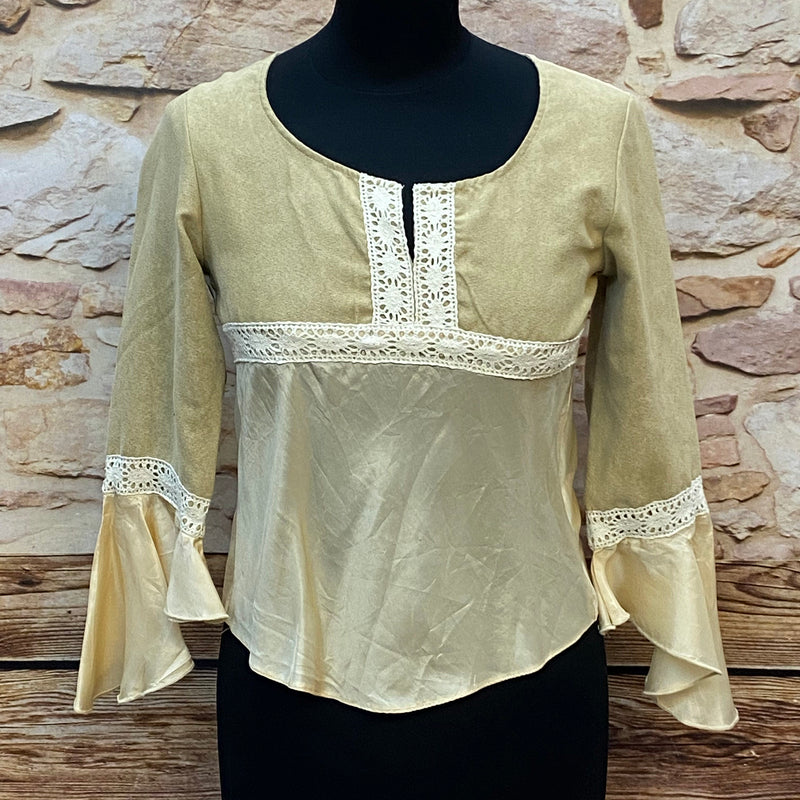 „Elegantes Landhaus Oberteil Damen in Creme mit Spitze und Trompetenärmeln“