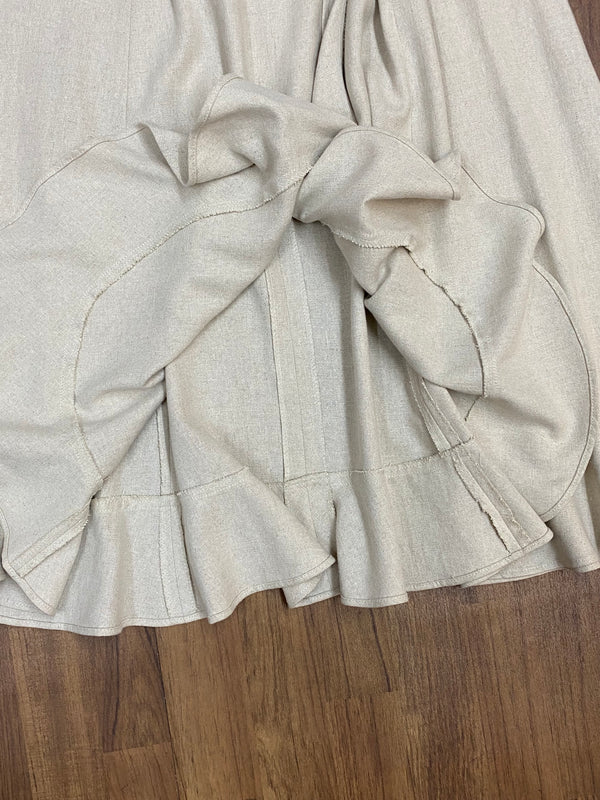 “Detailansicht Volant-Saum des beigen Landhausrocks aus Leinen-Mischgewebe”