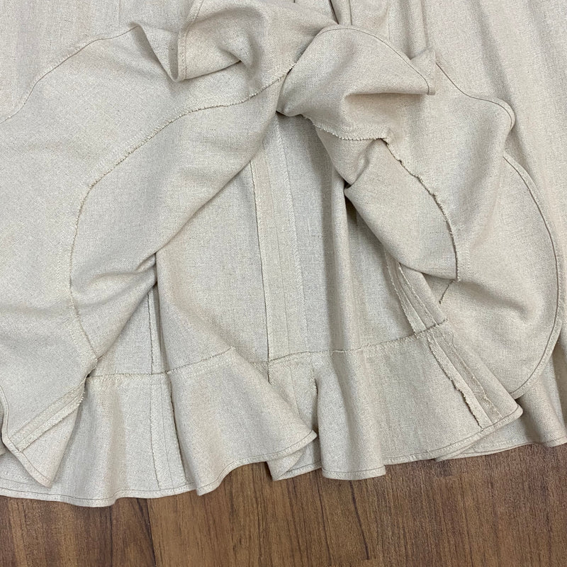 “Detailansicht Volant-Saum des beigen Landhausrocks aus Leinen-Mischgewebe”