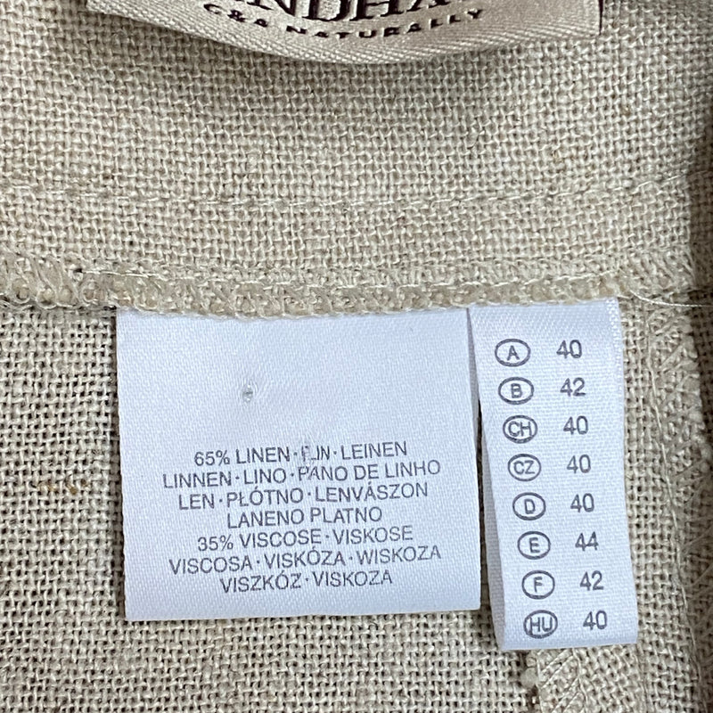 “Pflegeetikett Landhaus C&A Naturally: 65 % Leinen, 35 % Viskose, Größenangaben”