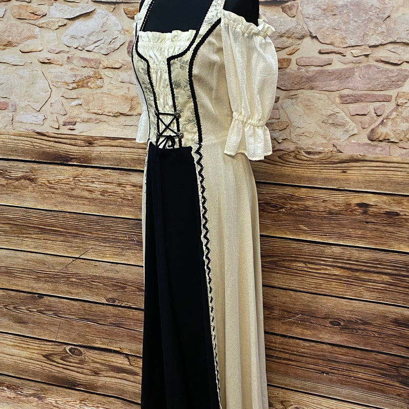 Langes Landhauskleid in Größe 36 mit feiner Verzierung, Ansicht 2