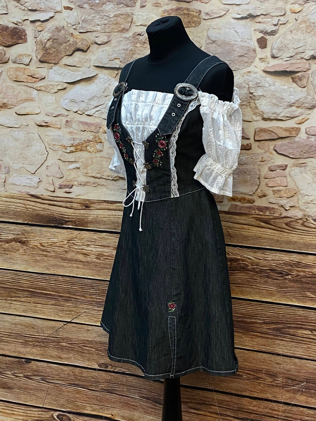 Schwarzes Landhauskleid in Größe 36